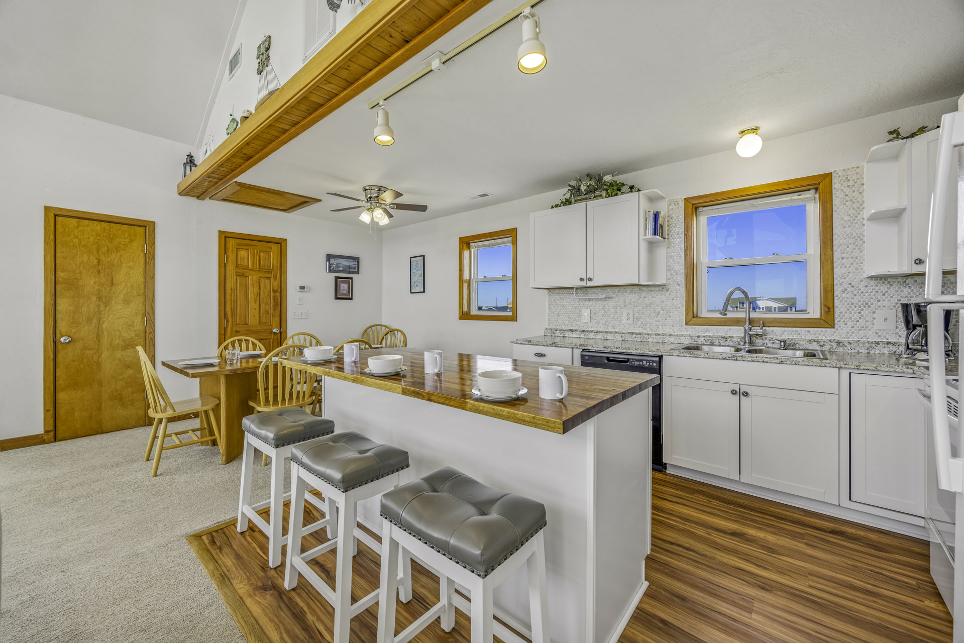 Surf Or Sound Realty 1100 Makin Waves Kitchen 1