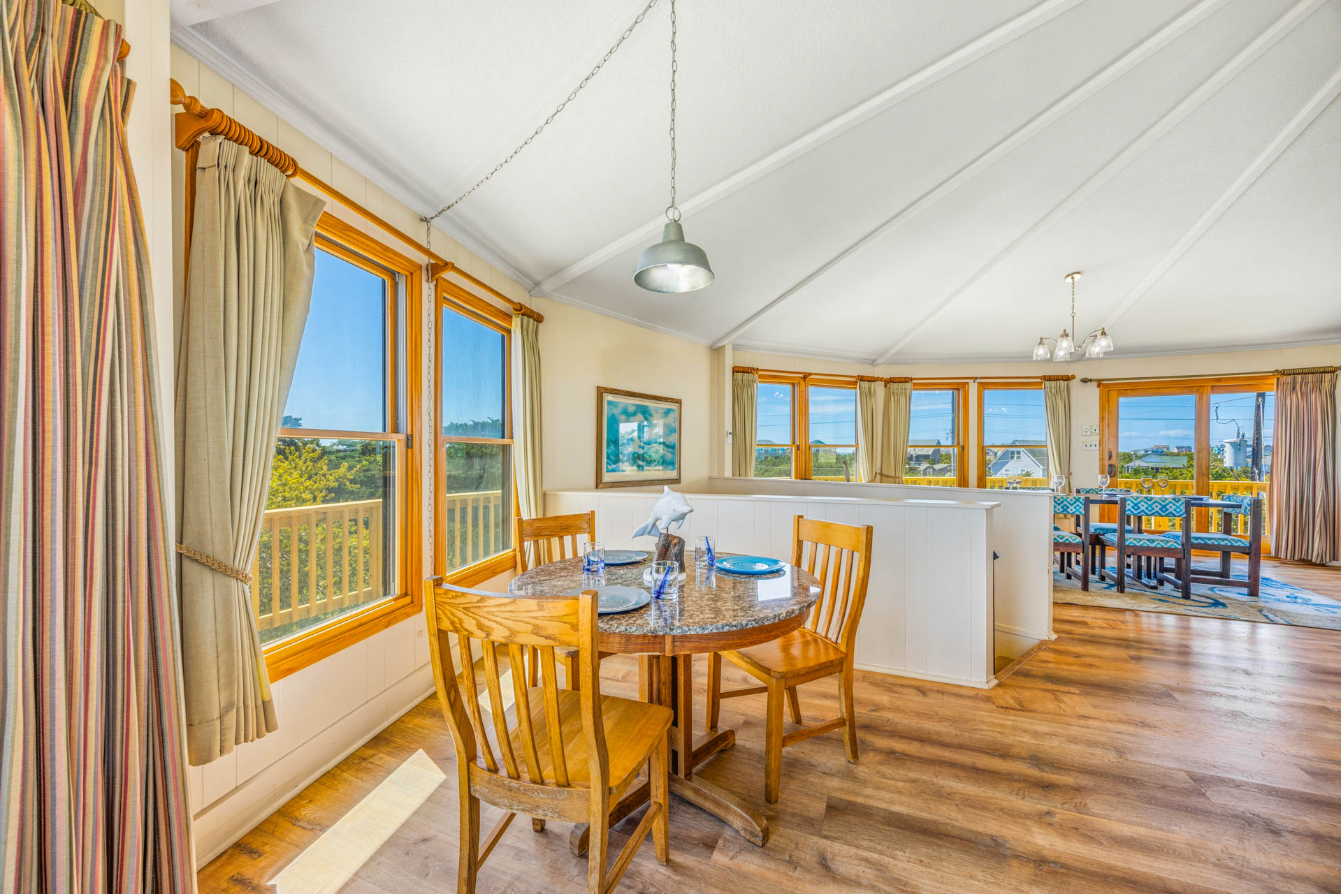 Surf Or Sound Realty 914 Cottage On The Dune Dining Area 5