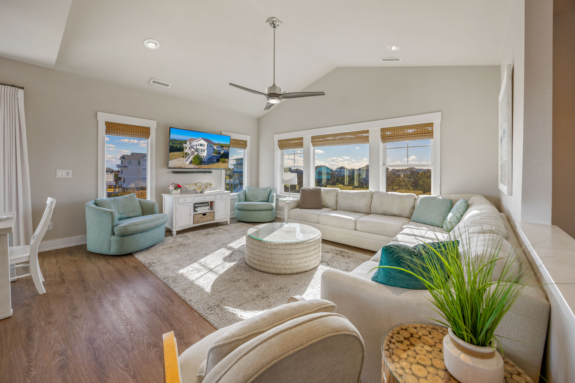 Surf Or Sound Realty 1219 Lunasea Great Room 1
