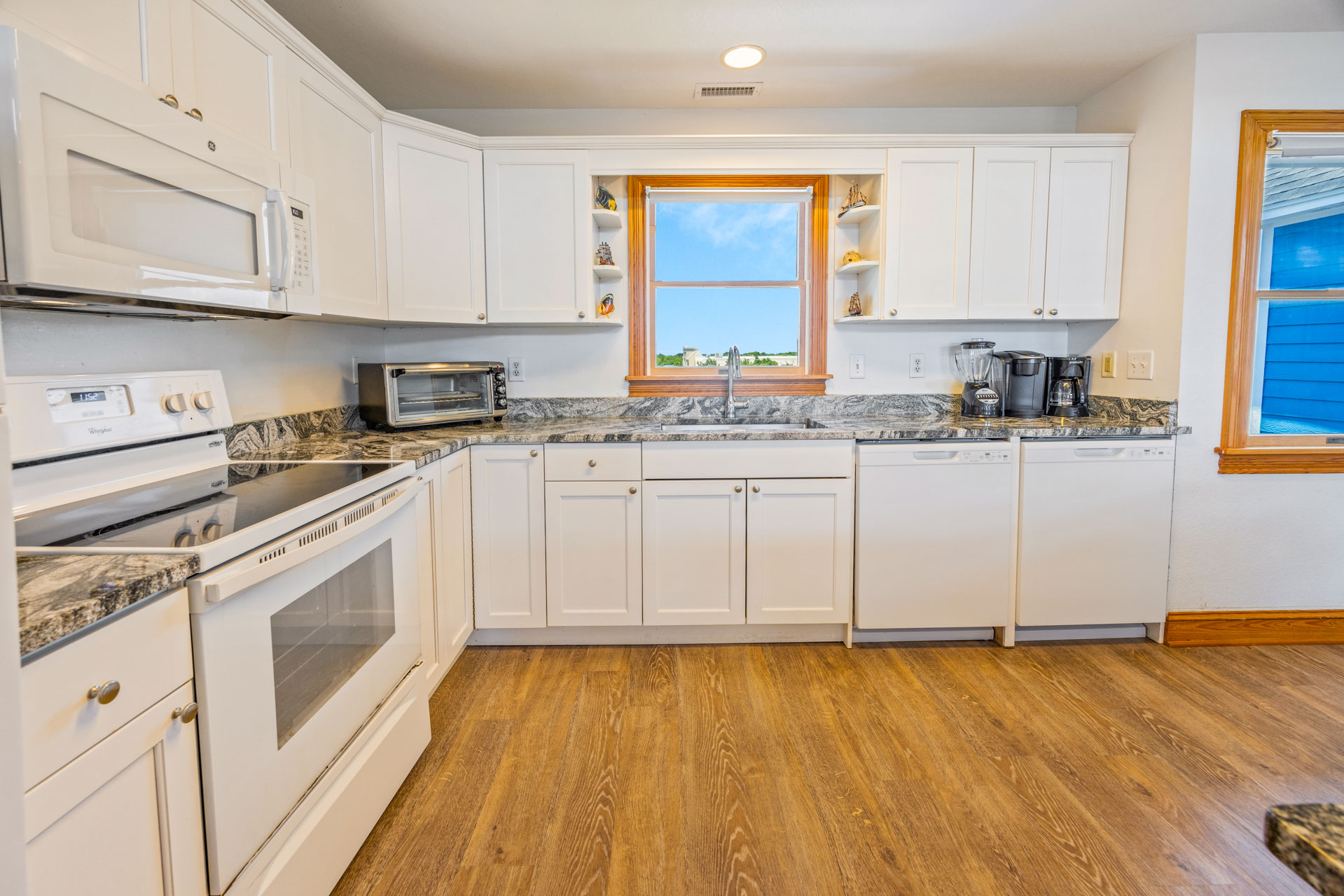 Surf Or Sound Realty 1129 Sea Queen Kitchen 4
