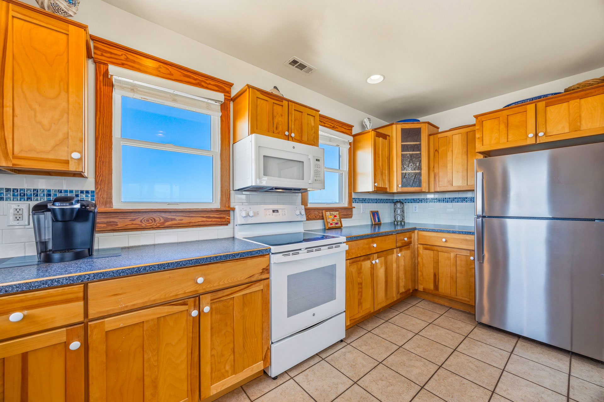 Surf Or Sound Realty 870 Two Sons Kitchen 4