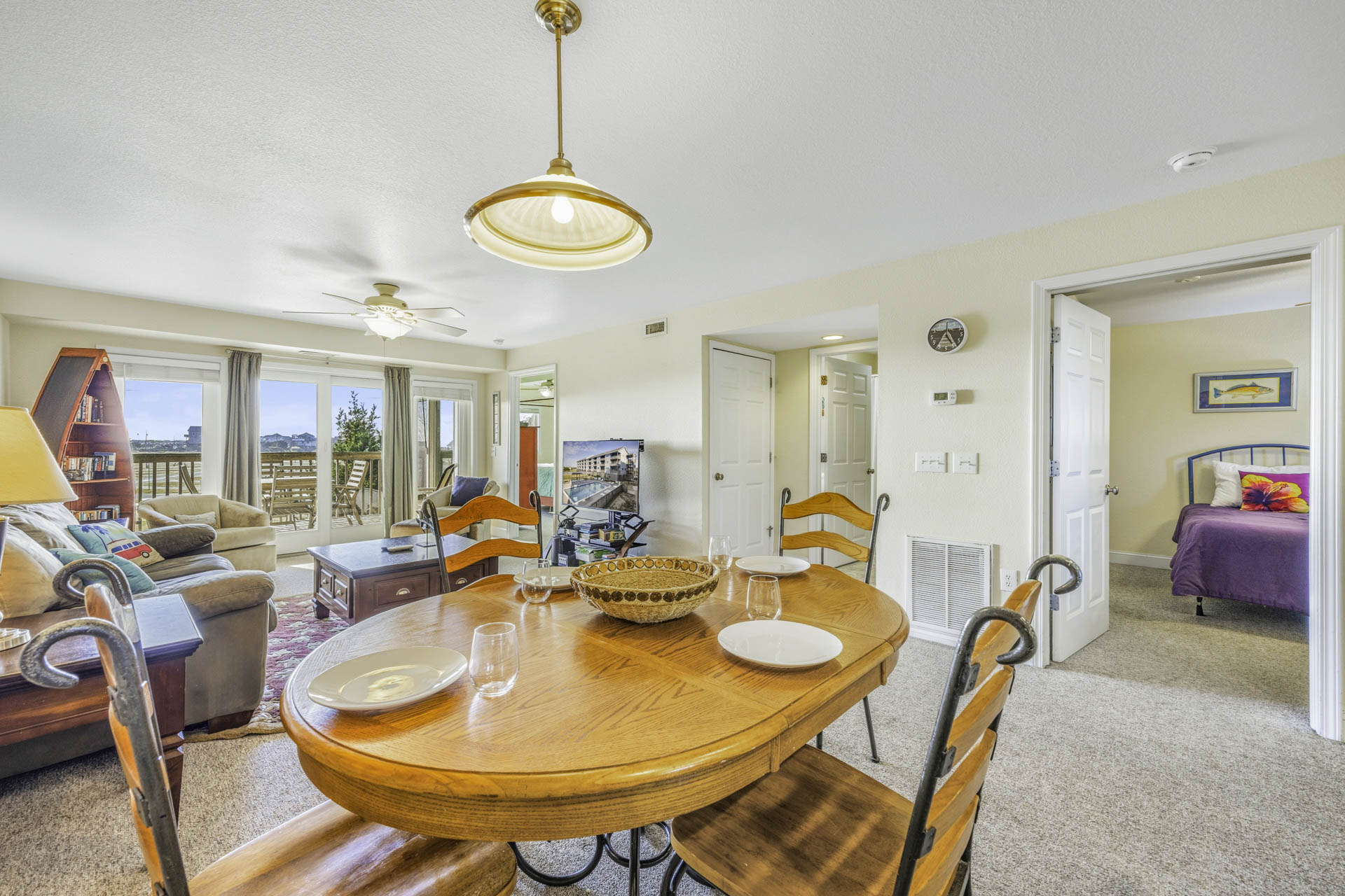 Surf Or Sound Realty 627 Isle Awhile Dining Area 3