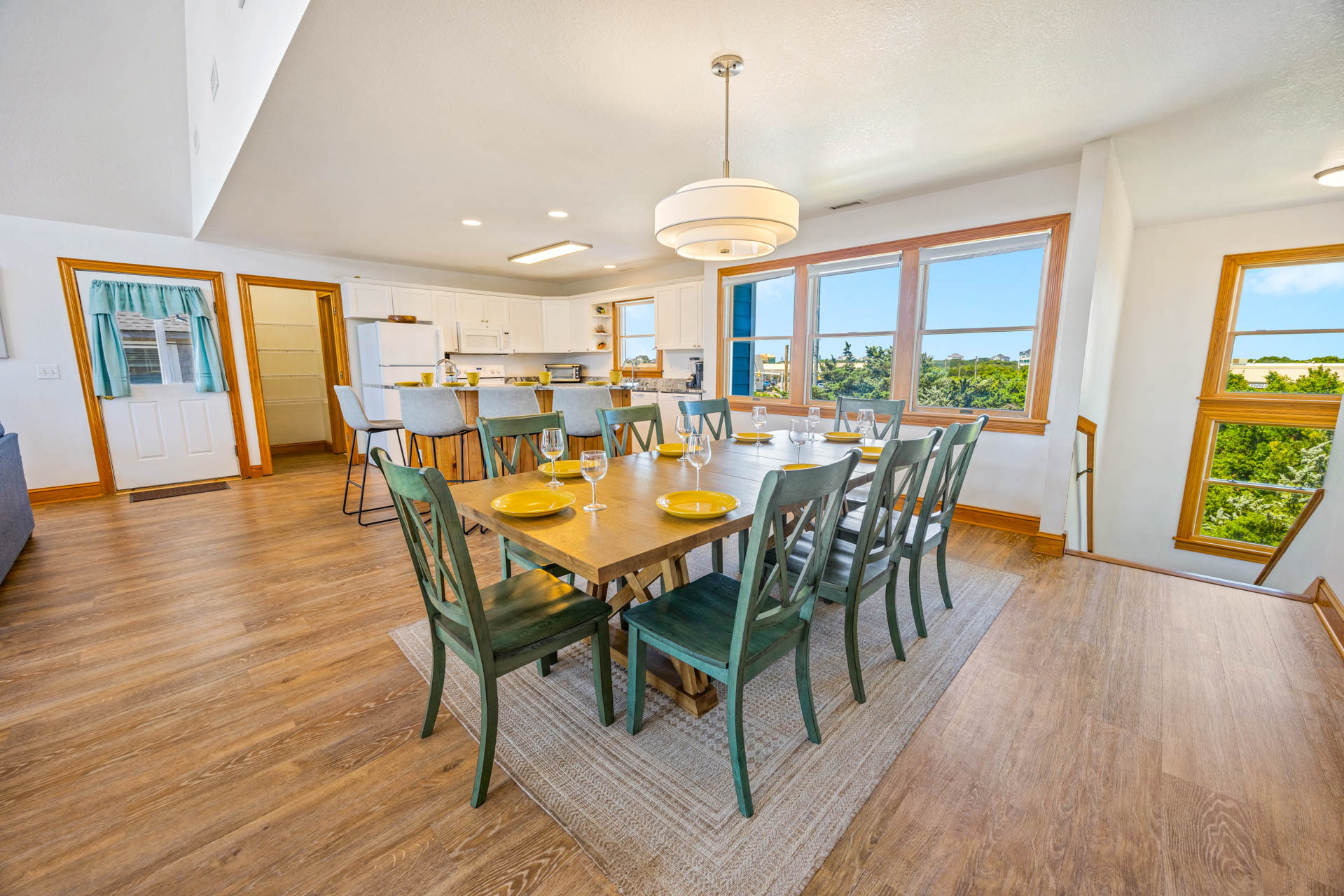 Surf Or Sound Realty 1129 Sea Queen Dining Area 2