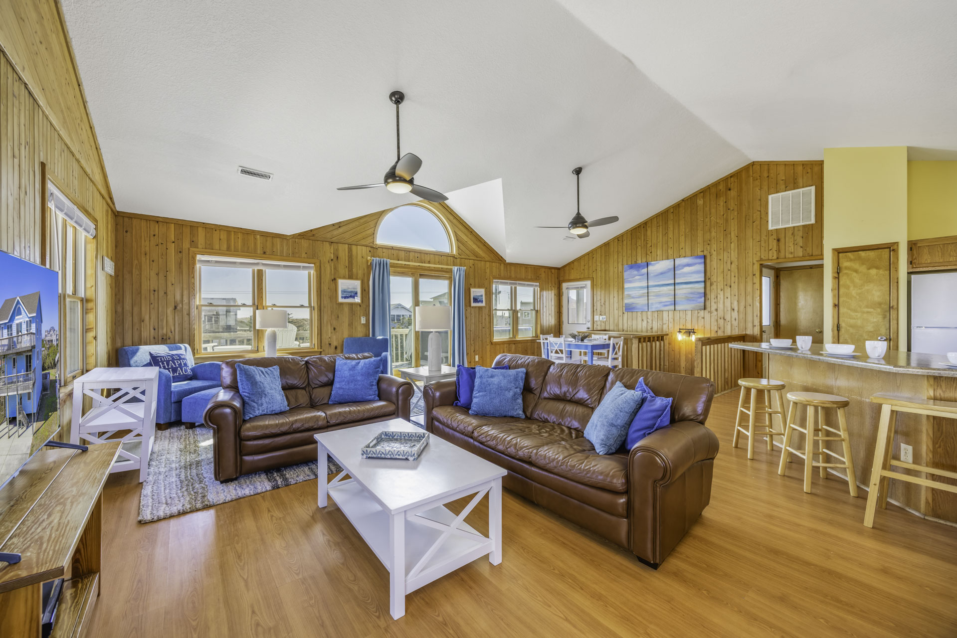 Surf Or Sound Realty 1245 Blue Wahoo Great Room 2