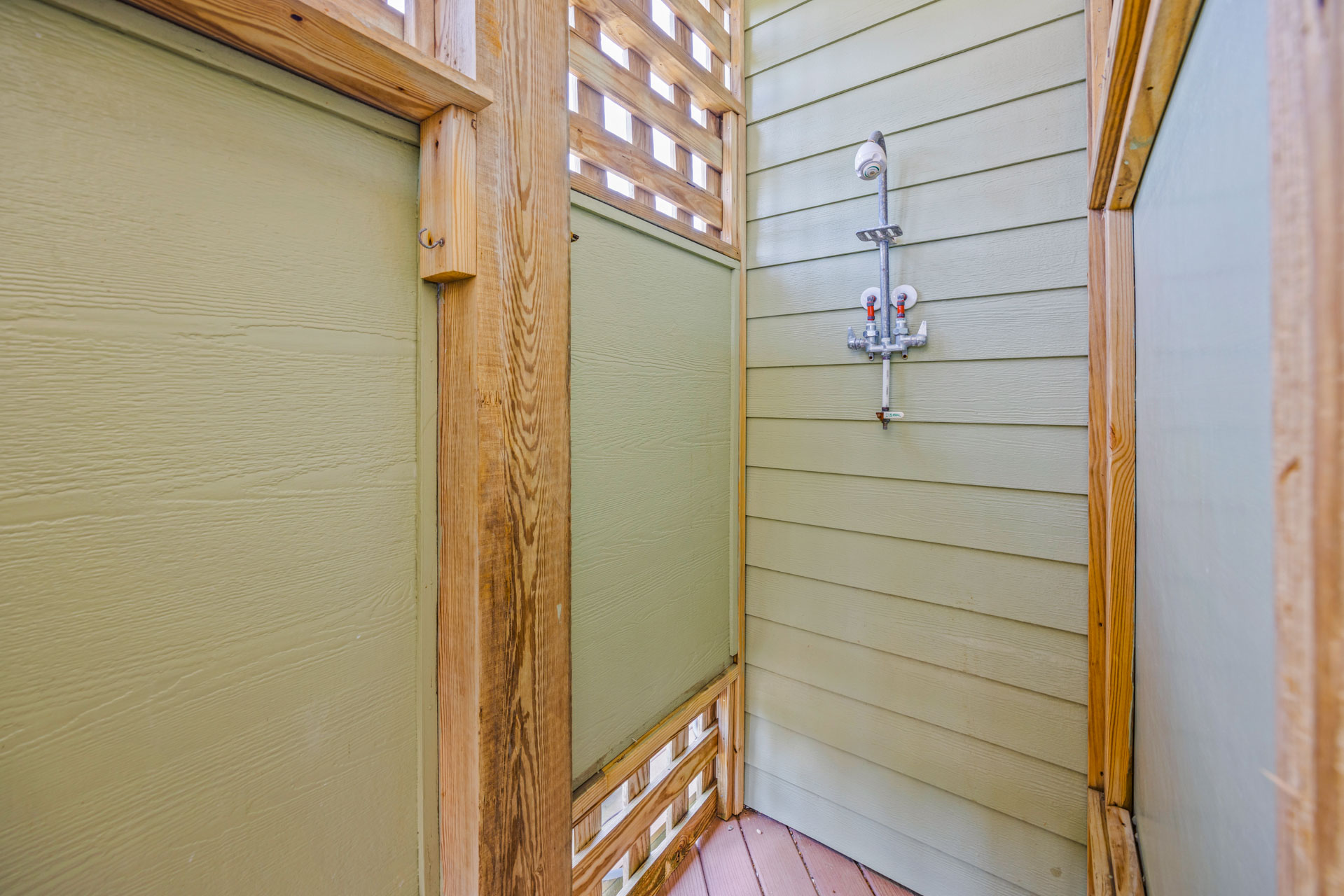 Surf Or Sound Realty 877 The People Sanctuary Outdoor Shower