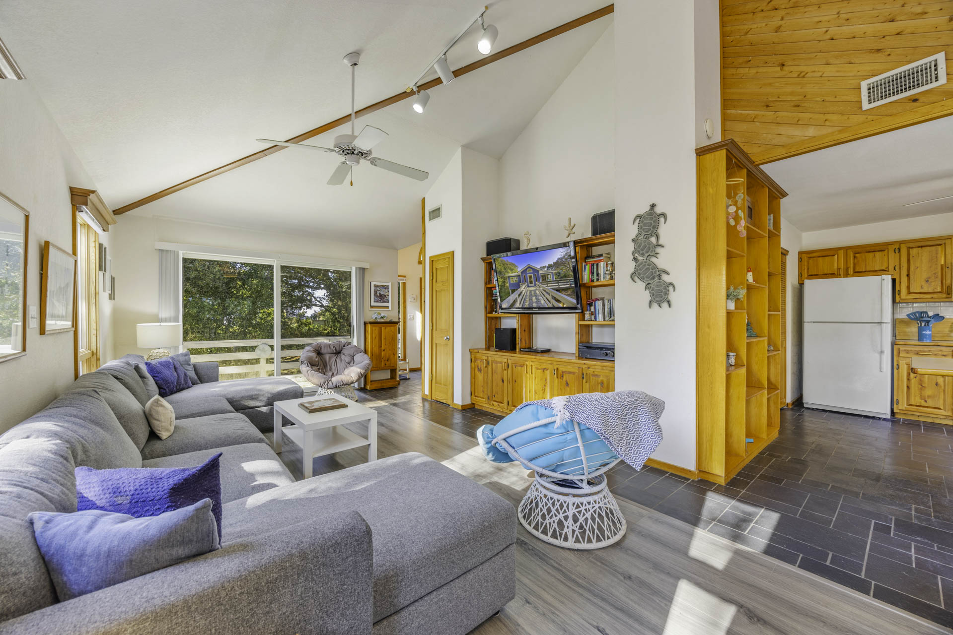 Surf Or Sound Realty 1242 Our Happy Place Great Room 3