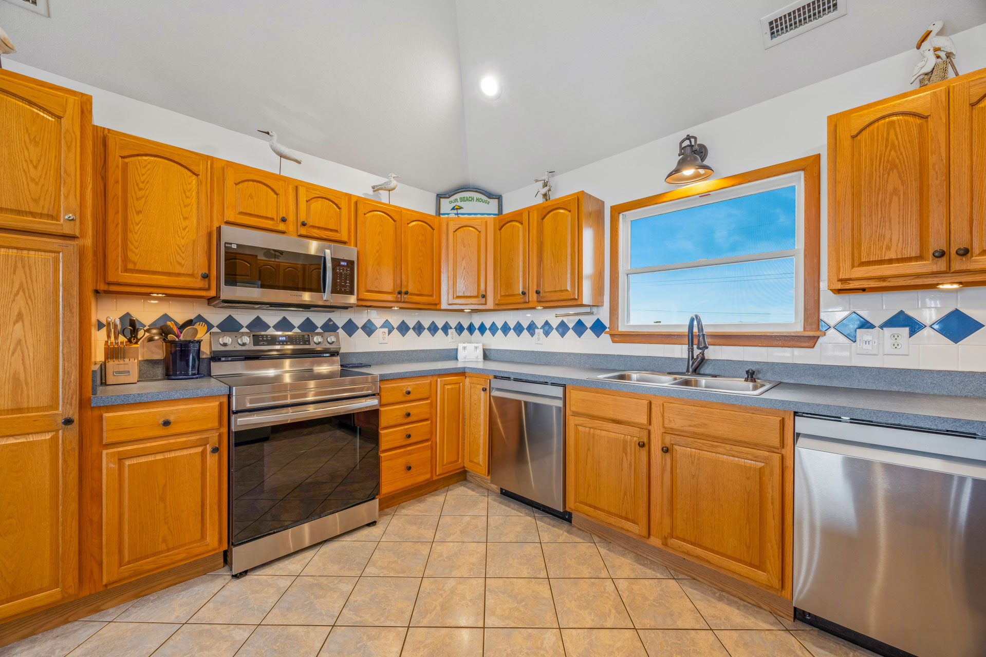 Surf Or Sound Realty 1250 Carolina Pearl Kitchen 3