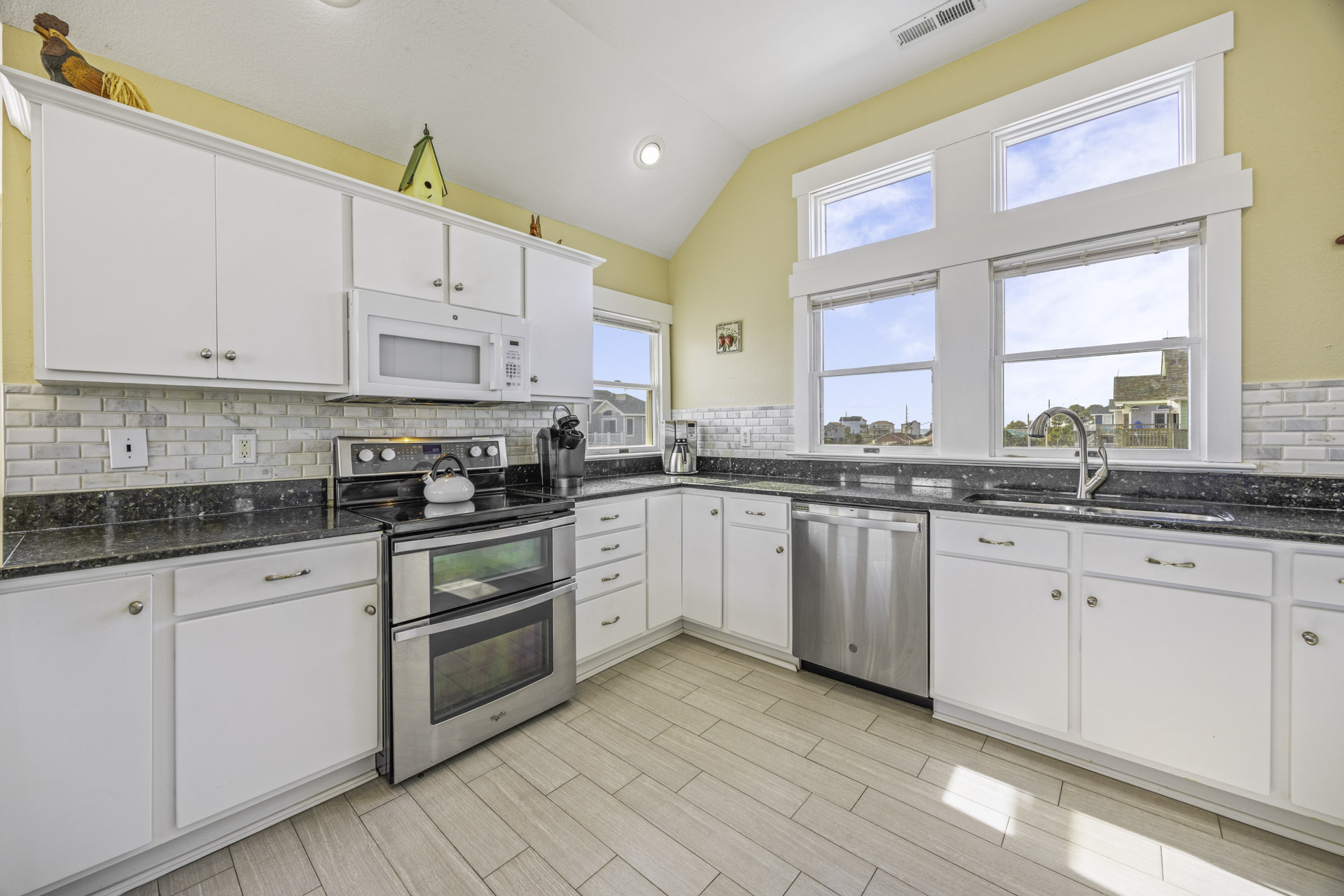 Surf Or Sound Realty 264 Splish Splash Kitchen 2