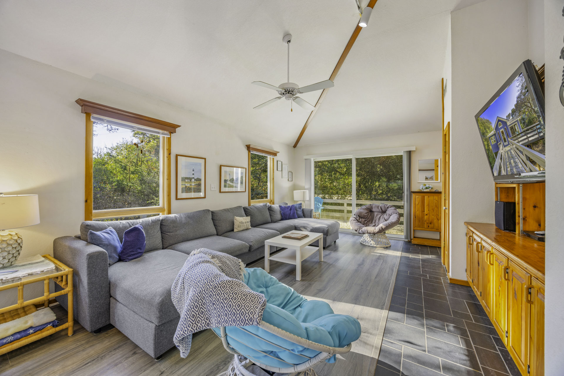 Surf Or Sound Realty 1242 Our Happy Place Great Room 2