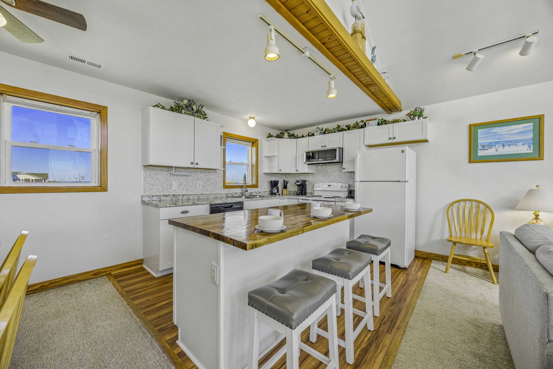 Surf Or Sound Realty 1100 Makin Waves Kitchen 2