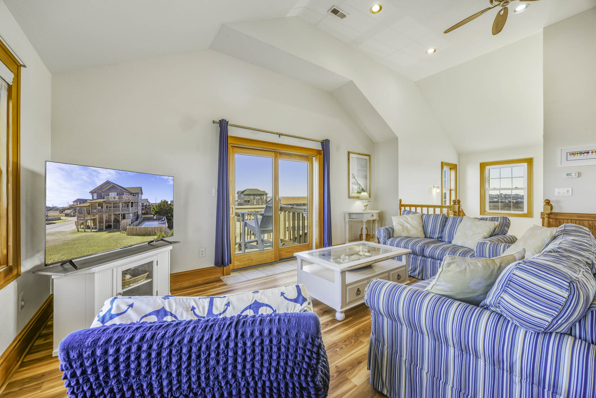 Surf Or Sound Realty 902 Triple Fins Great Room 4