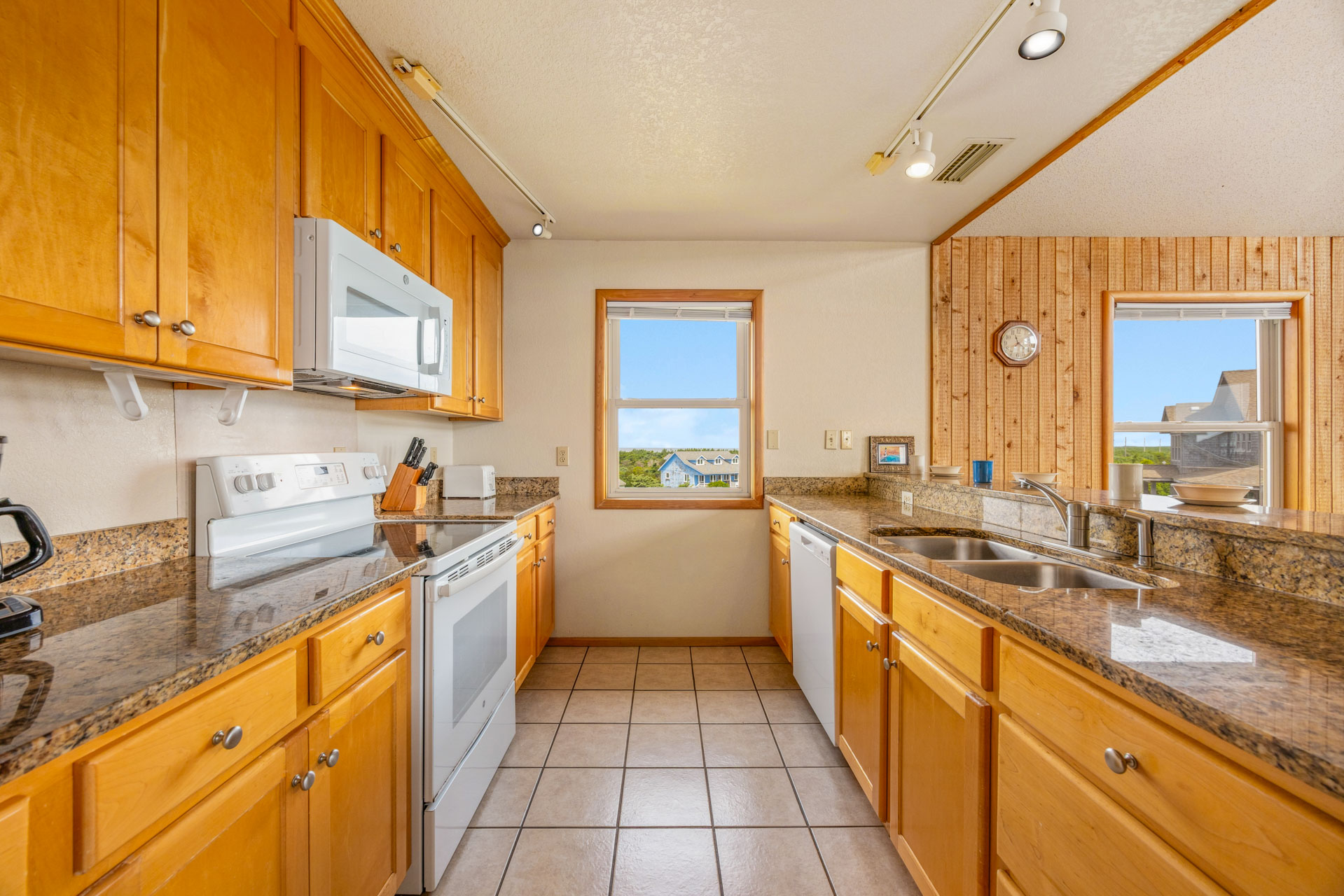 Surf Or Sound Realty 33 Sand Flea Kitchen 3