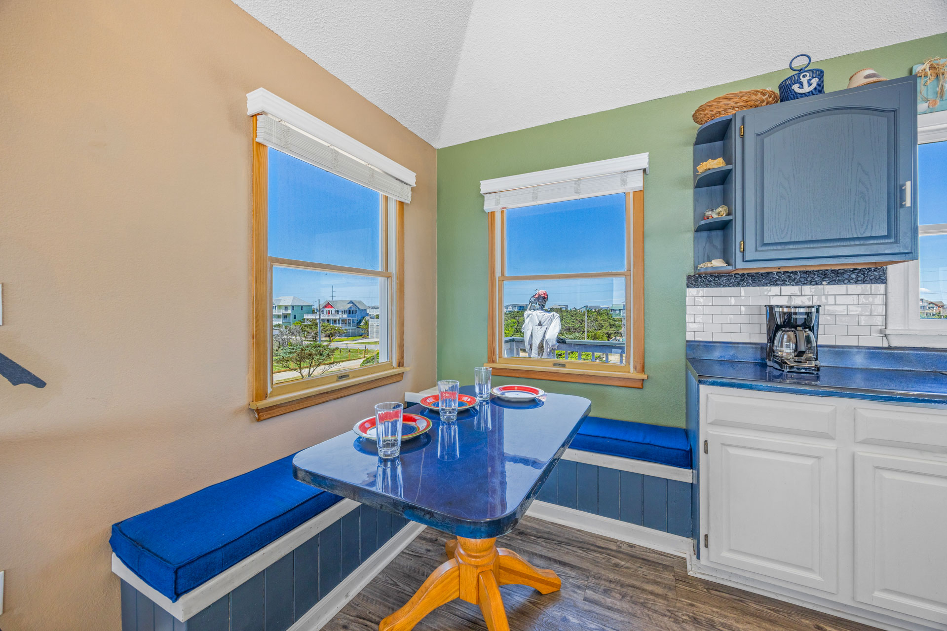 Surf Or Sound Realty 1111 Beachfront Pirates Dining Area 4