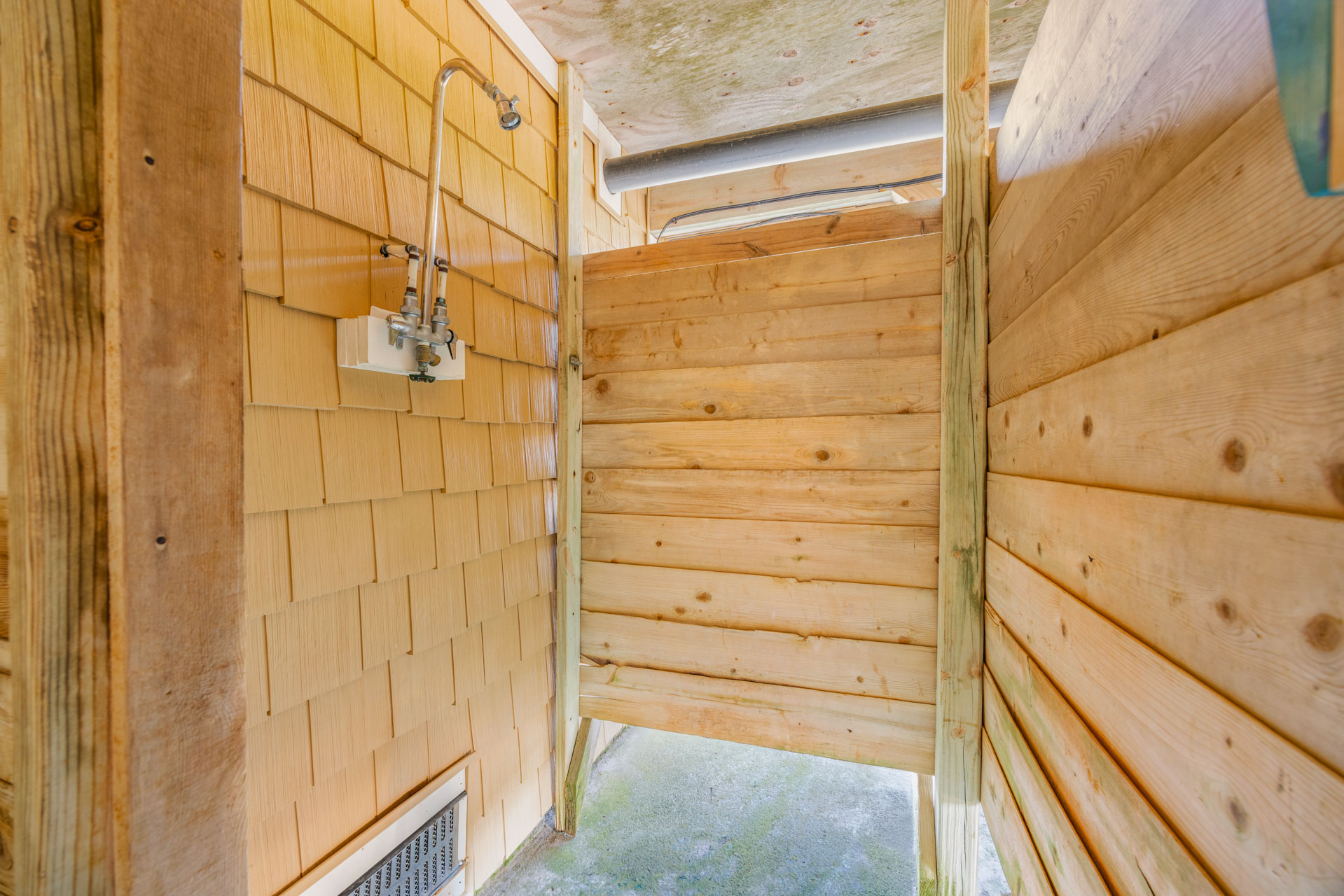 Surf Or Sound Realty 1258 Idle Minds Outdoor Shower