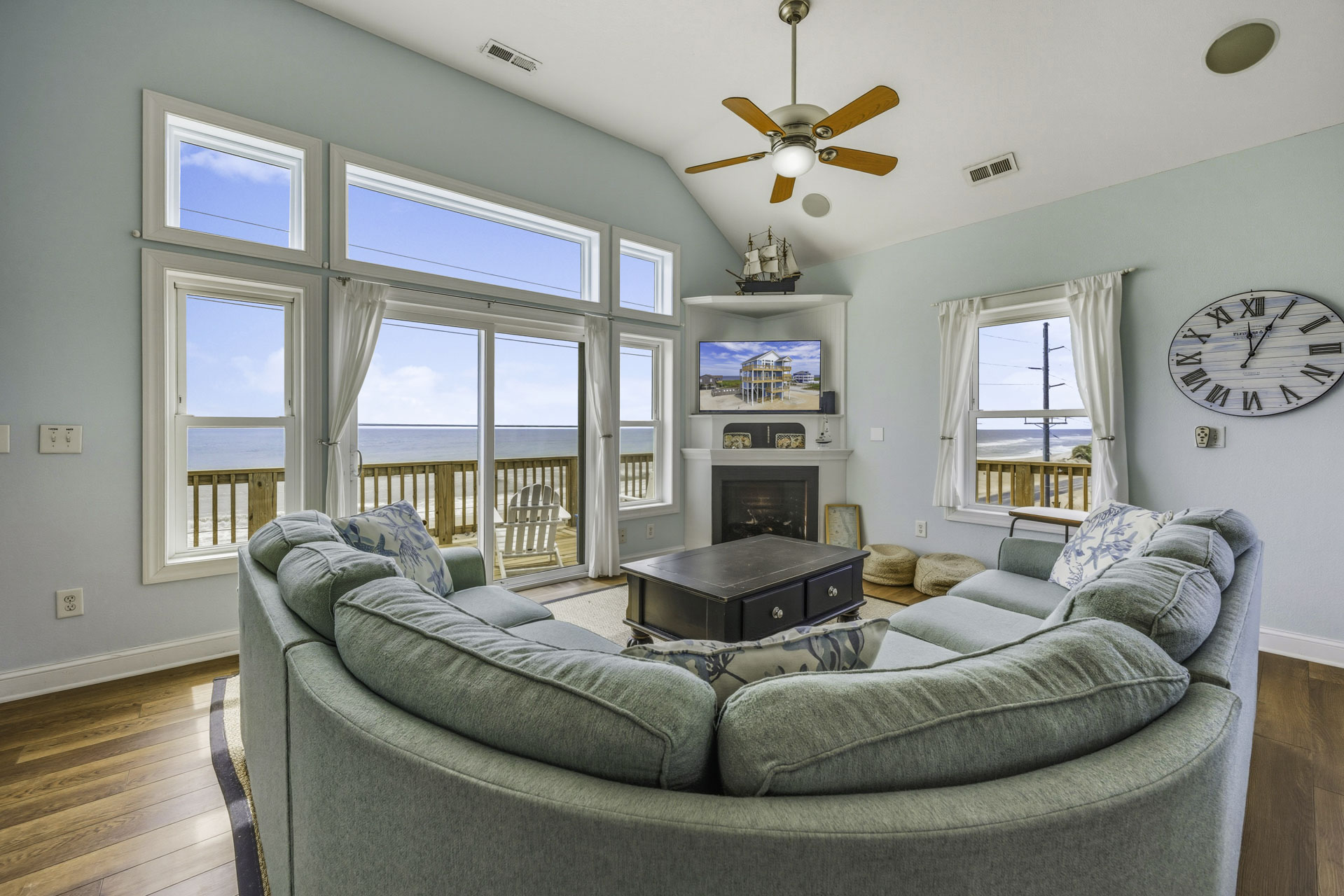 Surf Or Sound Realty 1070 Hatteras Comfort Great Room 1