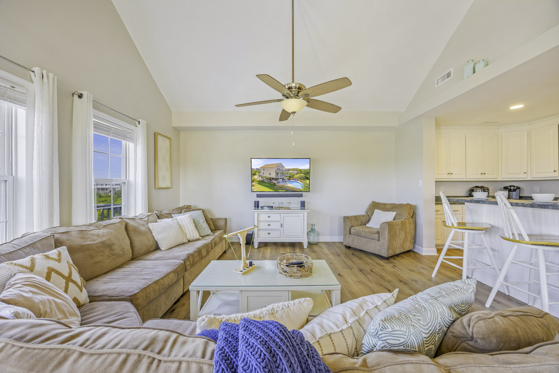 Surf Or Sound Realty 1236 Peace Of Paradise Great Room 3