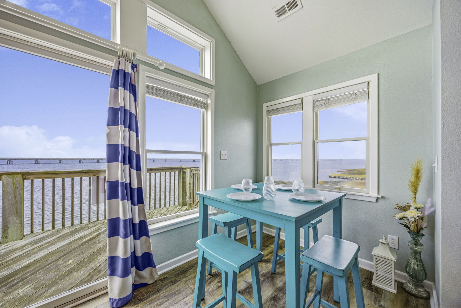 Surf Or Sound Realty 260 Gone With The Wind Great Room 5