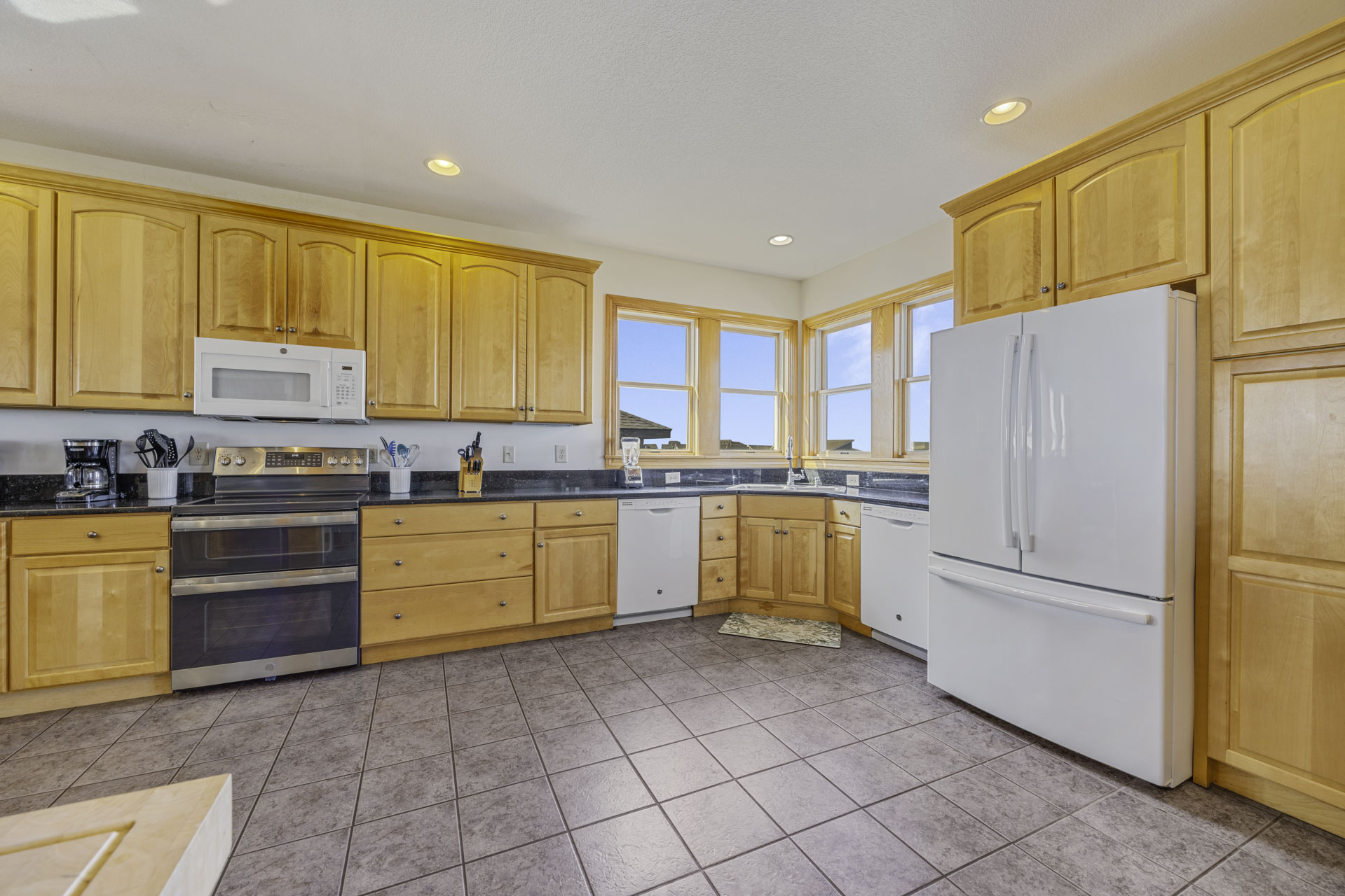 Surf Or Sound Realty 368 Sea Whisper Kitchen 2