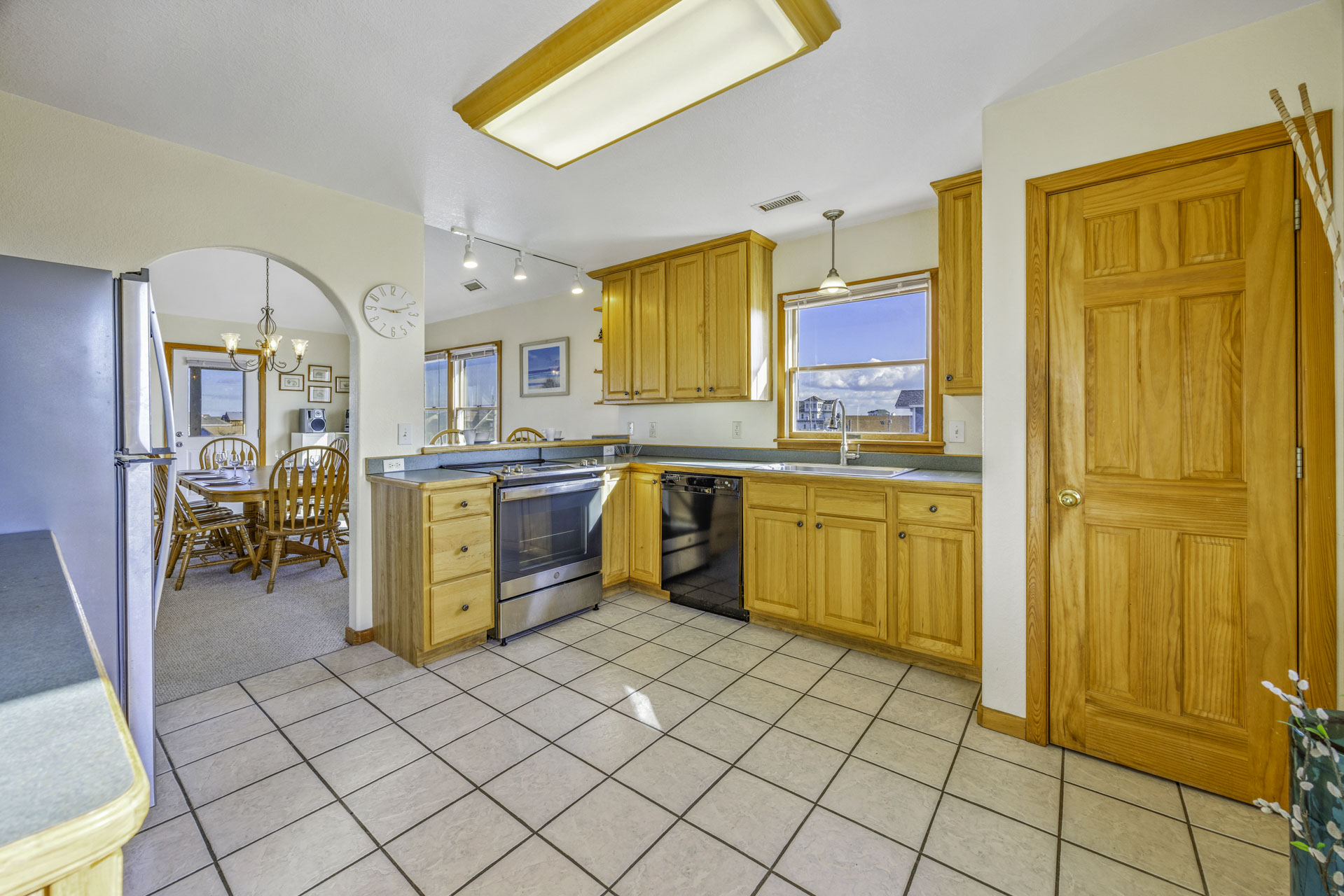 Surf Or Sound Realty 273 Salvo Vera Kitchen 2