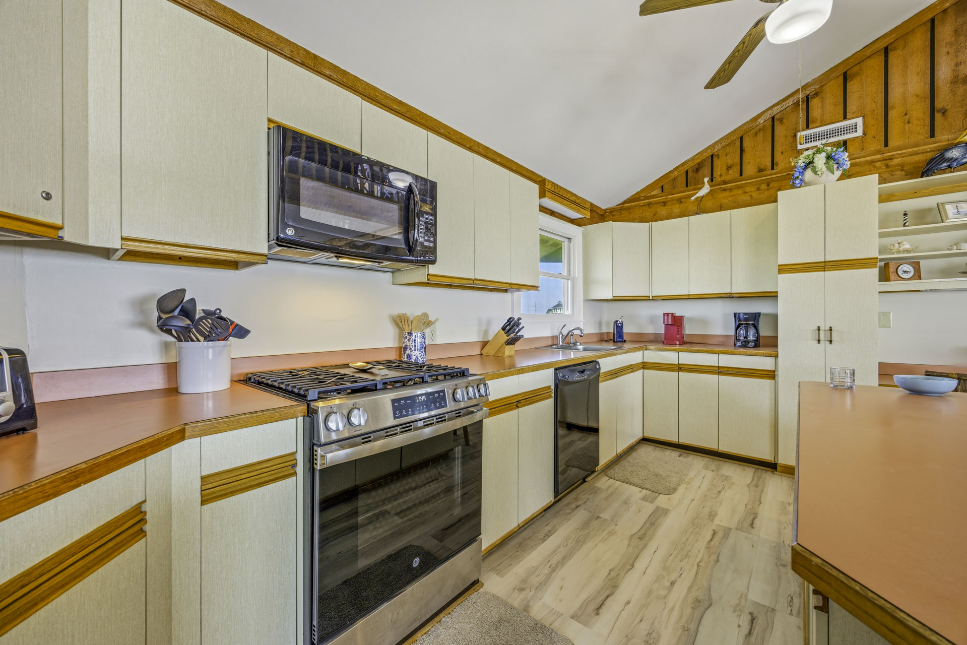 Surf Or Sound Realty 1222 Beachfront Bliss Kitchen 5