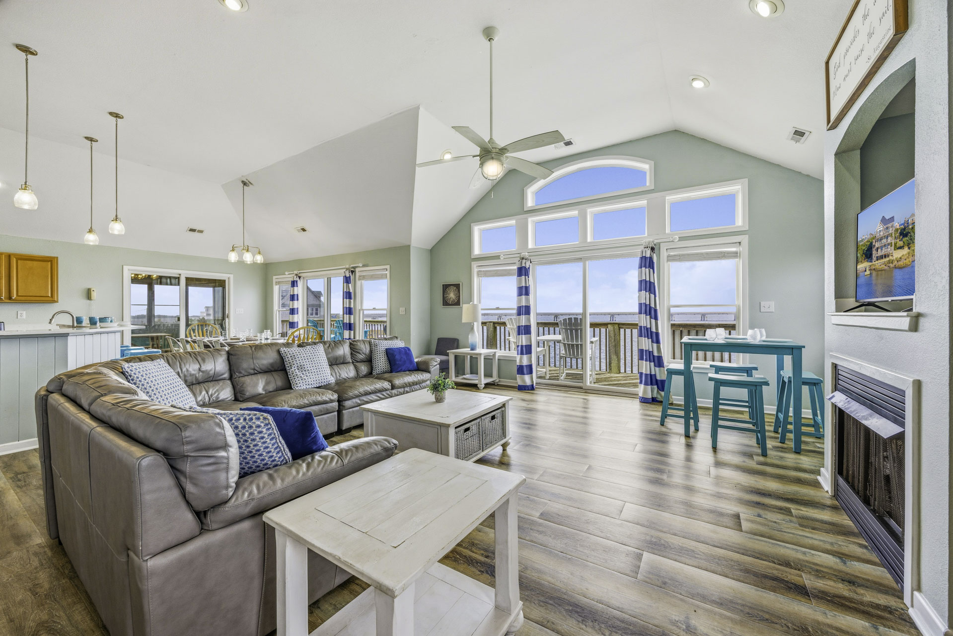 Surf Or Sound Realty 260 Gone With The Wind Great Room 4