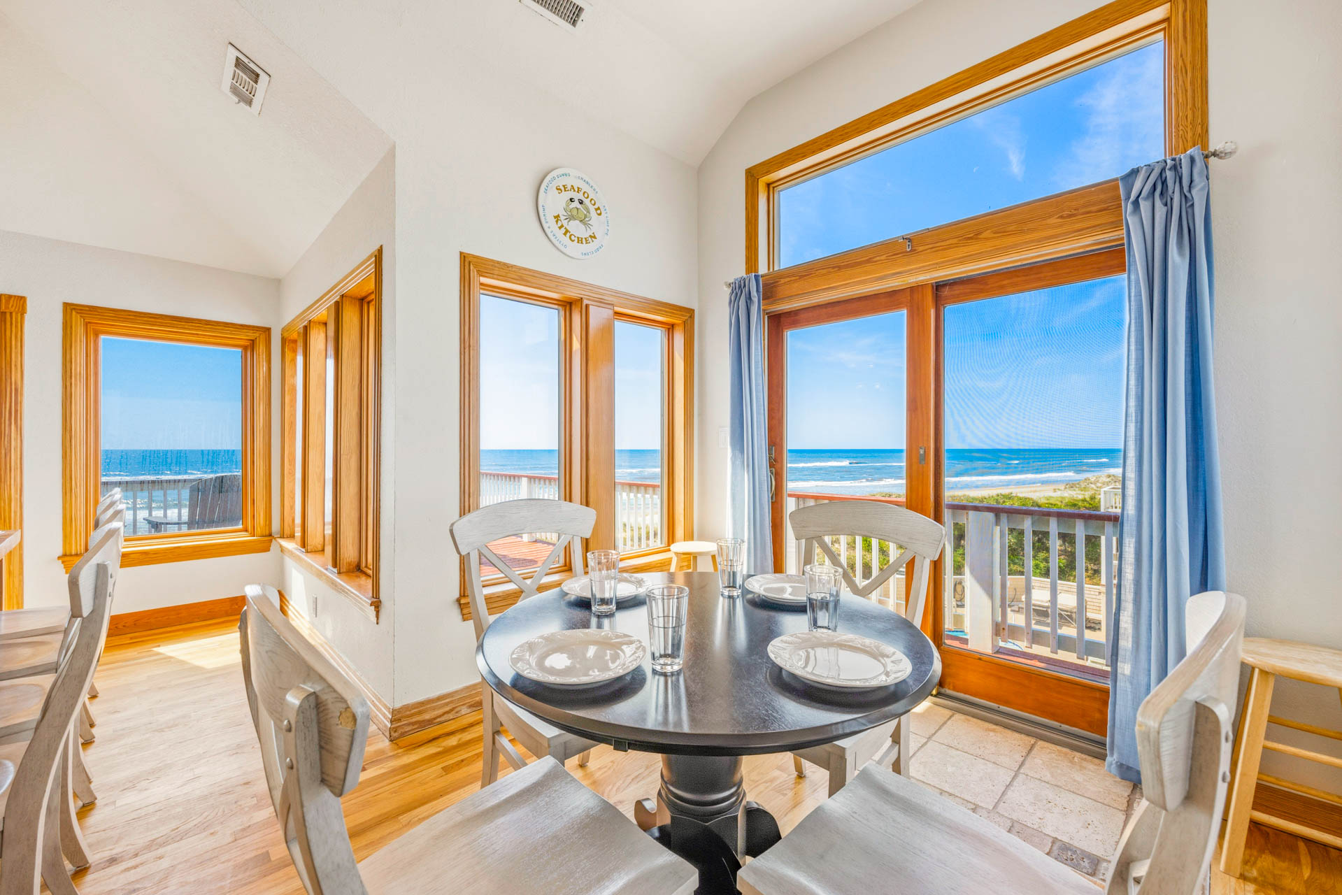 Surf Or Sound Realty 1126 Splash Landing Dining Area 5